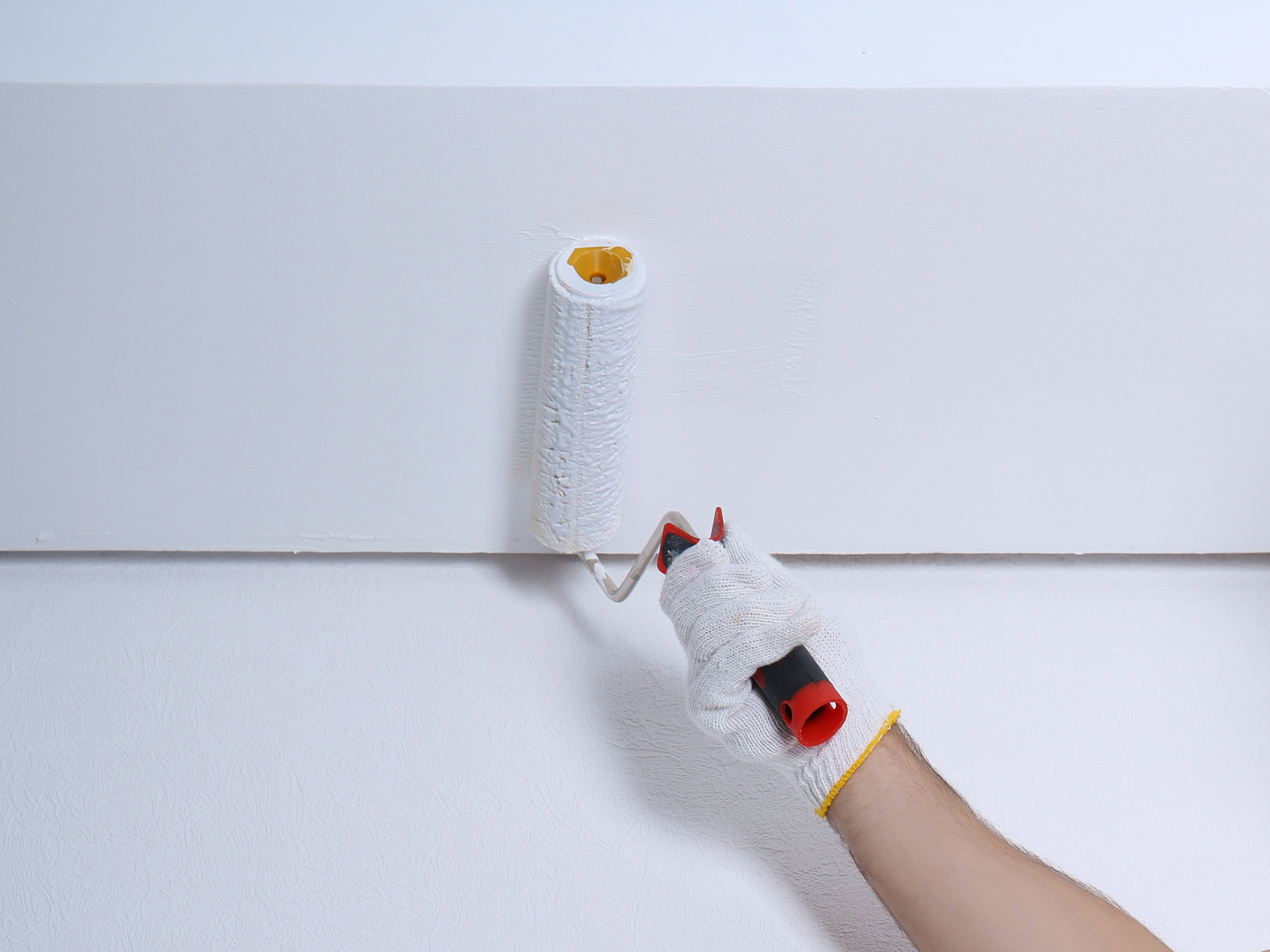 Как своими руками покрасить потолок